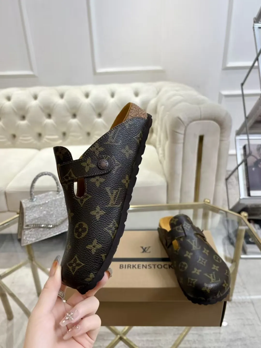 Women's p560 Men's p580 ✨ LV couple's toe-cap slippers | Full of high-end feel, you can walk with wind! ✨ This pair of LV classic toe-cap slippers is simply a "walking grass-planting machine"! Original three-dimensional embossed cowhide + cowhide fabric, the texture is high-end at first glance, and you will become a rich daughter/son in seconds ~💅 🌟 Why must you join TA? ✔️ Original embossed cowhide - clear texture but not cheap, classic presbyopia yyds ✔️ Belt buckle + metal logo - ecstatic control of details, exquisite to the heel! ✔️ Sheepskin lining + cushioned footbed - it feels like stepping on clouds ☁️, and you won’t feel tired when you go shopping~ ✔️ Non-slip rubber sole - walking is as stable as a mountain, and you are not afraid of slipping on rainy days!  👫 The best outfit for couples: Whether it’s shorts, T-shirts👕 or long skirts and suits👗, pairing these shoes with each other will immediately create a lazy and high-end atmosphere! Everyday outings/vacations, no matter what you shoot, it will look like a blockbuster📸🔥 The texture and foot feel that only the higher version can have, it is not a hit or a hit! Heartbeat is not as good as action. True love is true when both pairs are in pairs~💖 #LVcoupleslippers #高色综合 #好看不狠的 Feet #couples’ must-have